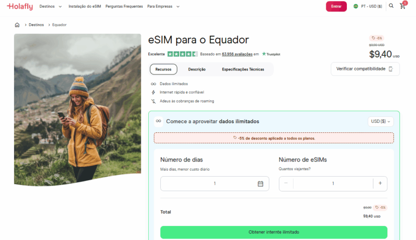 Mulher de jaqueta amarela usando seu telefone ao ar livre, ao lado de um site que oferece planos de dados eSIM para o Equador.