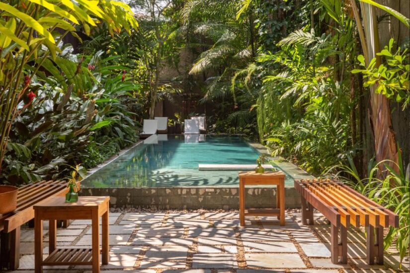 hotéis perto do Teatro Amazonas Uma pequena piscina cercada por plantas verdes exuberantes, perfeita para relaxar e descobrir onde ficar em Manaus.