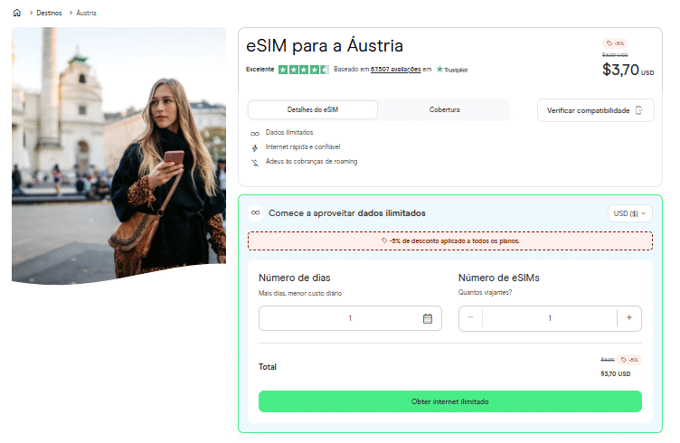 Mulher segurando o telefone em uma rua da cidade; detalhes e preços do plano eSIM for Austria exibidos na página do site.