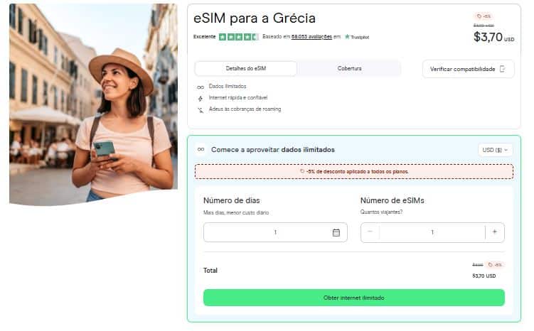 Mulher sorridente com chapéu segurando celular em rua europeia; tela exibe plano eSIM para a Grécia.