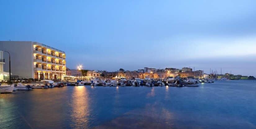 melhores hotéis em Chania na Grécia O porto ao entardecer, com barcos atracados e prédios iluminados — um cenário ideal para decidir onde ficar em Creta em Chania.