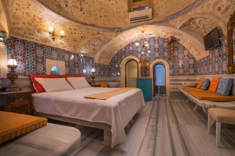 onde ficar em Creta em Rethymno Quarto com paredes de pedra, teto abobadado, azulejos coloridos e bancos aconchegantes — perfeito para encontrar hotéis em Rethymno.