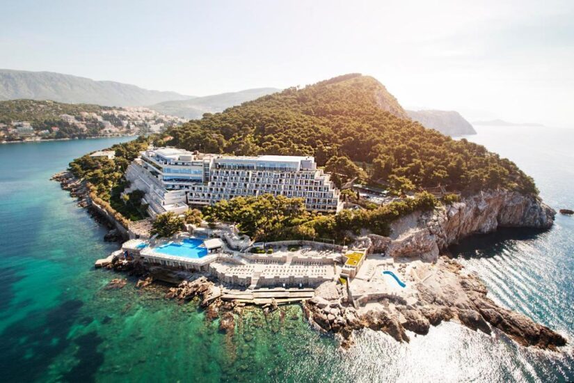 onde ficar em Dubrovnik em Lapad Um moderno complexo hoteleiro à beira-mar em uma península rochosa em Lapad, na Croácia com vista para o mar e colinas exuberantes.