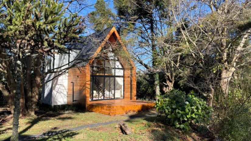 São Joaquim SC melhores hotéis Pequena cabana moderna com janelas amplas e varanda — perfeita para onde ficar na Serra Catarinense, cercada por vegetação.