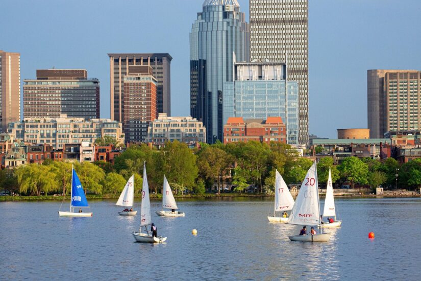 Veleiros em um rio com o horizonte de Back Bay - descubra onde ficar em Boston neste dia ensolarado e panorâmico.
