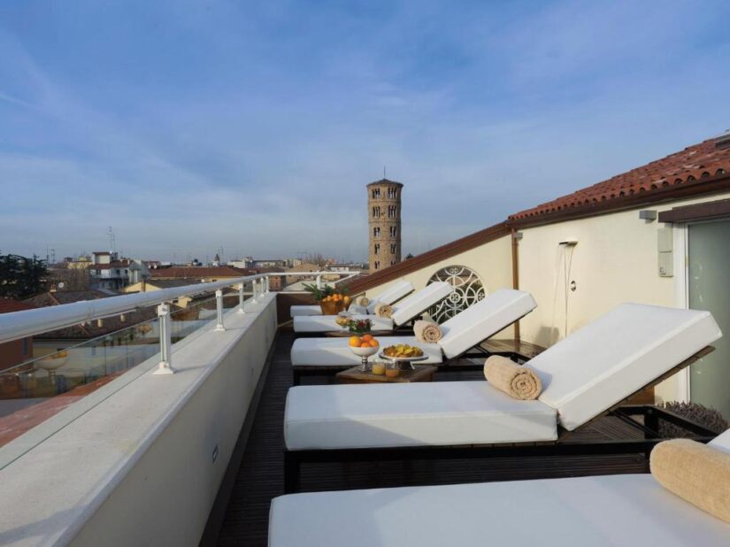 hotéis perto da ferroviária na Itália Terraço na cobertura com espreguiçadeiras, toalhas e lanches — perfeito para decidir onde se hospedar em Ravenna perto da Estação Ferroviária