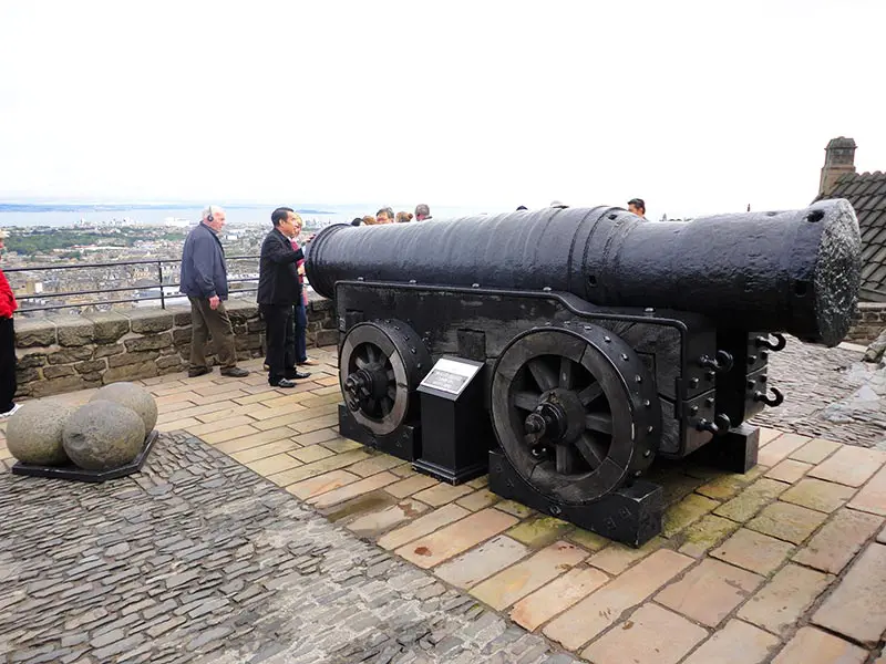 Como é o Castelo de Edimburgo por dentro? Canhões do Castelo de Edimburgo
