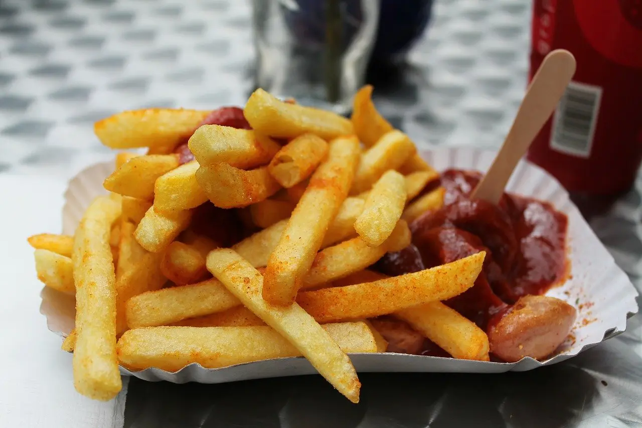 Salsicha típica alemã Comida alemã com batata